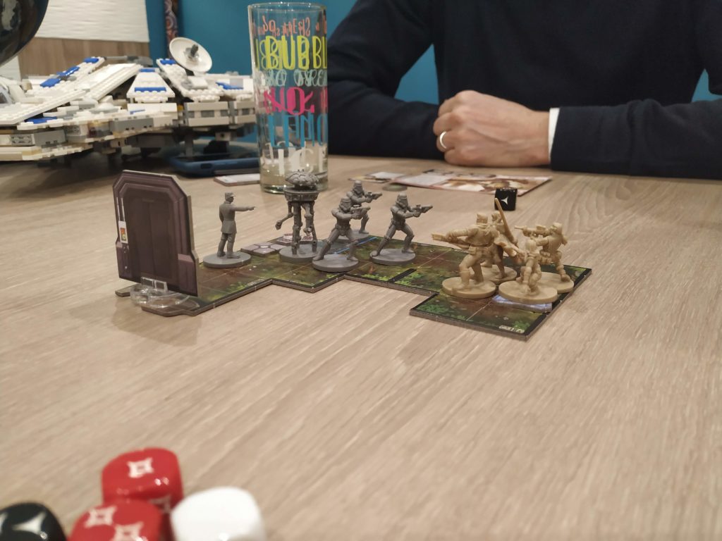 Stormtroopes, droïde sonde et lieutenant en commité d'accueil.