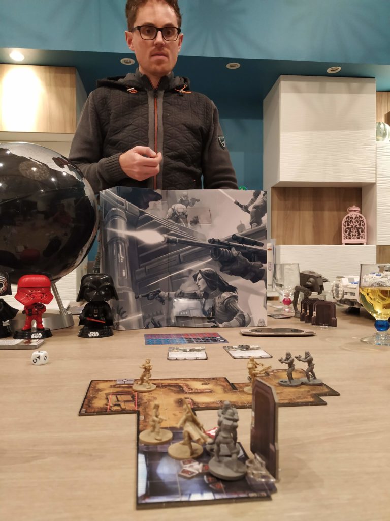 Francky, le regard concentré sur la table de jeu