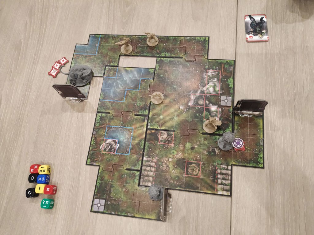 Vue du dessus du plateau de jeu, présentant les trois groupes séparés face à leurs ennemis (Nexu, droïdes sondes)